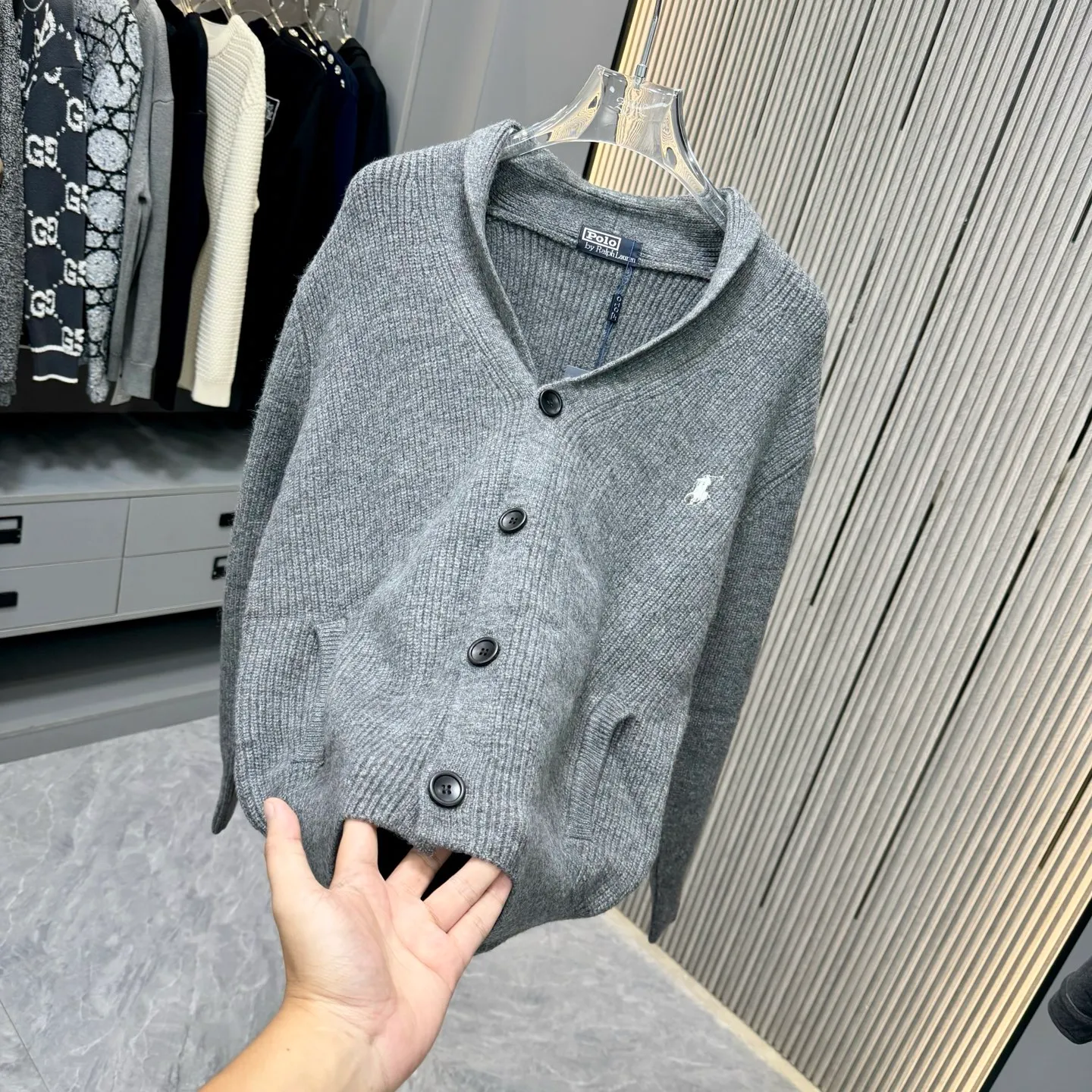 P260 LF Ralph Lauren 25FW Taoist robe sweater is made of top-grade cashmere yarn. The new autumn and winter Oblique jacquard knitted cashmere sweater has a double-sided wearable design and is made of high-quality cashmere material. After fine weaving process, it presents a soft and comfortable touch and excellent thermal performance. The iconic Oblique jacquard pattern is perfectly presented through precision knitting technology. It can be worn on both sides, showing different style charms. The round neck design is simple and elegant, suitable for various matching occasions. Exquisite knitting technology ensures that the clothes are not easily deformed and remain crisp and long-lasting. The double-sided design concept reflects LV's perfect balance of practicality and fashion. Each sweater undergoes strict quality inspection to ensure that the quality meets the brand's consistently high standards. This knitted item combines warmth and style, making it an exquisite addition to your autumn and winter wardrobe. Size:S/M/L/XL